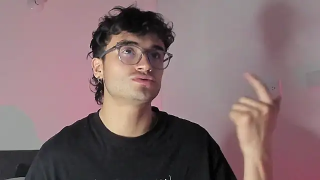 Snapshot of charlie_dicker chatting on February 2, 1:26 am charlie dicker online show from February 2, 1:26 am