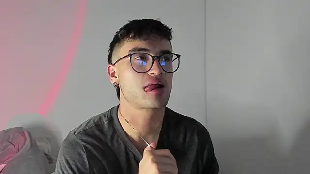 Snapshot of charlie_dicker chatting on February 12, 1:00 am charlie dicker online show from February 12, 1:00 am