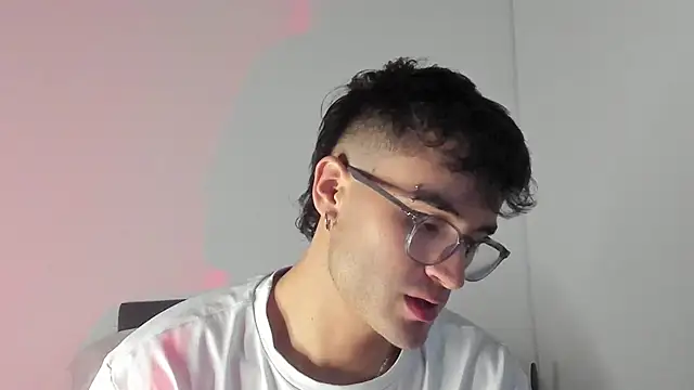 Snapshot of charlie_dicker chatting on February 13, 11:34 pm charlie dicker online show from February 13, 11:34 pm