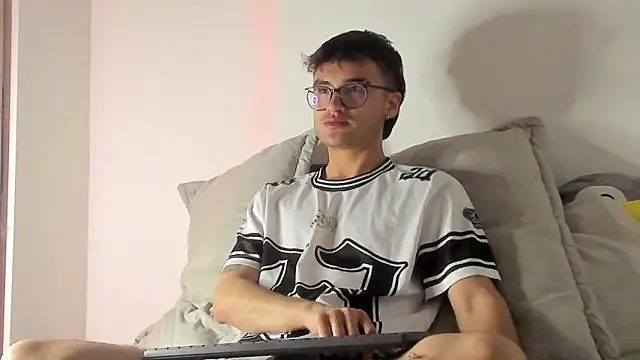 Snapshot of charlie_dicker chatting on February 21, 4:57 am charlie dicker online show from February 21, 4:57 am