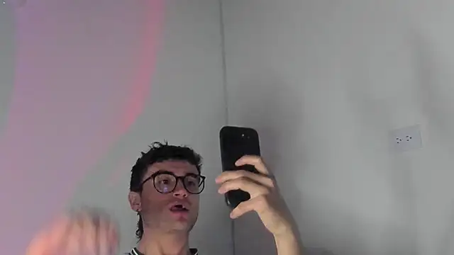 Snapshot of charlie_dicker chatting on March 15, 1:33 am charlie dicker online show from March 15, 1:33 am