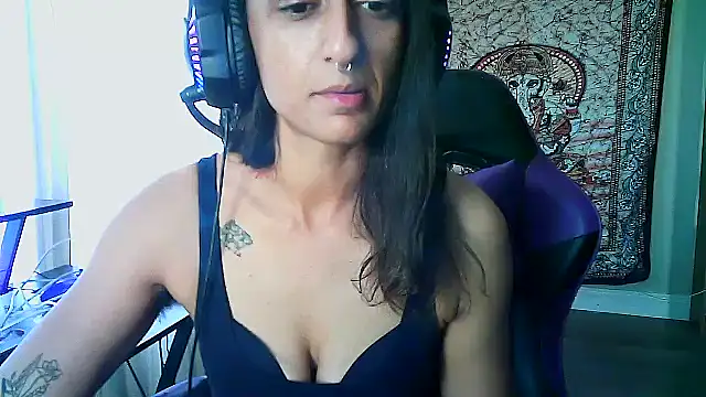 Snapshot of GoddessVikkii chatting on February 23, 6:38 pm GoddessVikkii online show from February 23, 6:38 pm