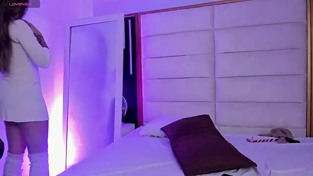 Snapshot of JuliMonroe19 chatting on February 13, 1:07 pm JuliMonroe19 online show from February 13, 1:07 pm