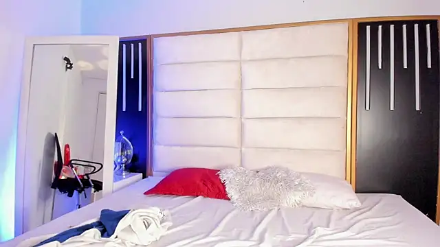 Snapshot of JuliMonroe19 chatting on February 20, 1:11 pm JuliMonroe19 online show from February 20, 1:11 pm