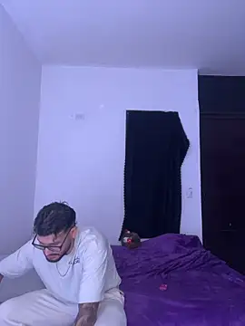 Snapshot of thedragonboyxxx chatting on December 23, 3:59 am thedragonboyxxx online show from December 23, 3:59 am