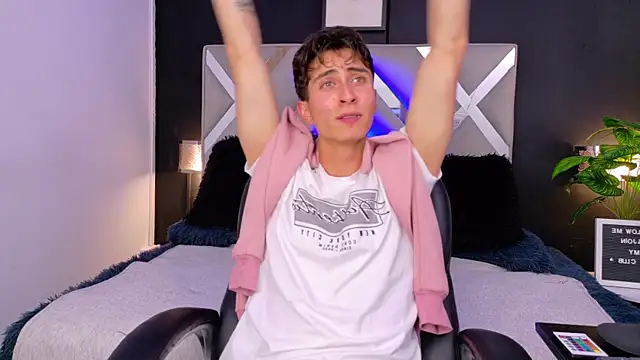 Snapshot of Ithan_Skin chatting on December 16, 1:38 pm Ithan Skin online show from December 16, 1:38 pm