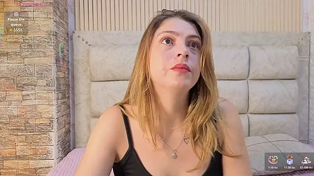 Snapshot of AngieLuxx_ chatting on December 18, 12:44 pm AngieLuxx online show from December 18, 12:44 pm