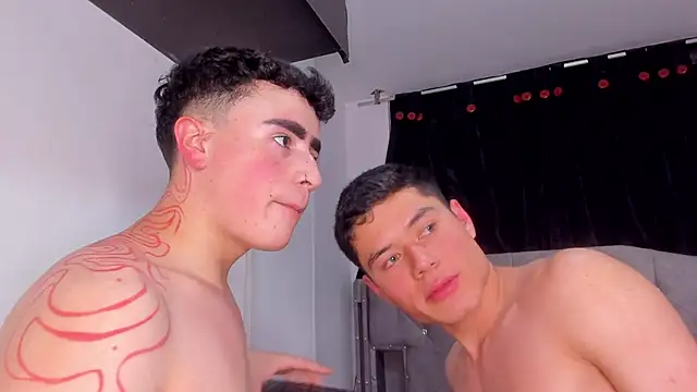 Snapshot of naughtysalomon__ chatting on December 17, 11:44 pm naughtysalomon online show from December 17, 11:44 pm