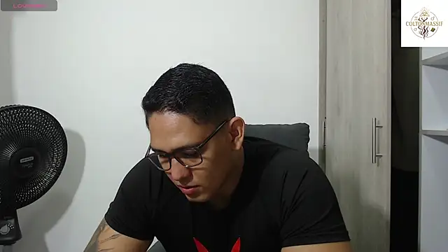 coltonmassiff online show from March 28, 12:49 pm