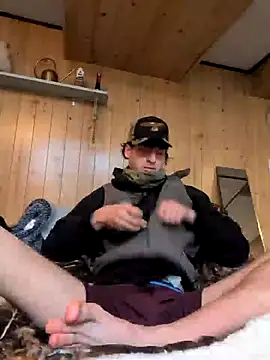 Snapshot of B8RHUNG chatting on December 16, 10:37 pm B8RHUNG online show from December 16, 10:37 pm