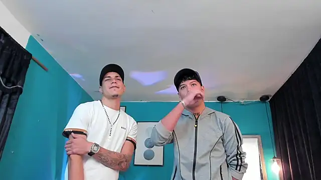 Snapshot of Oficial_KingOfHeavens chatting on December 20, 9:33 pm Oficial KingOfHeavens online show from December 20, 9:33 pm