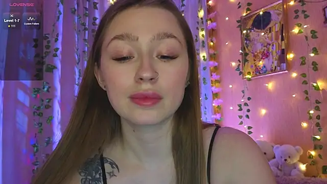 tease mee now online show from December 20, 5:09 pm