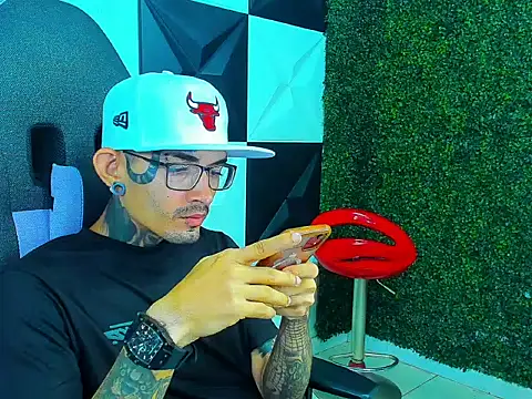 Boy tatto77 online show from March 22, 12:41 pm