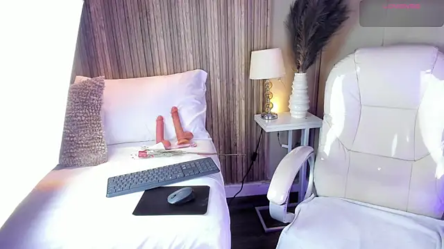 Snapshot of FiorelaSton chatting on February 15, 4:09 am FiorelaSton online show from February 15, 4:09 am