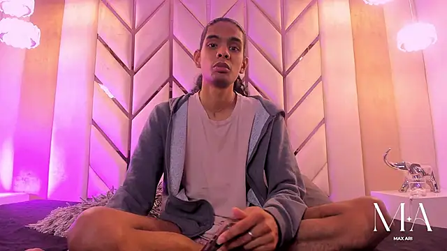 Snapshot of Max_Ari chatting on January 13, 3:45 am Max Ari online show from January 13, 3:45 am