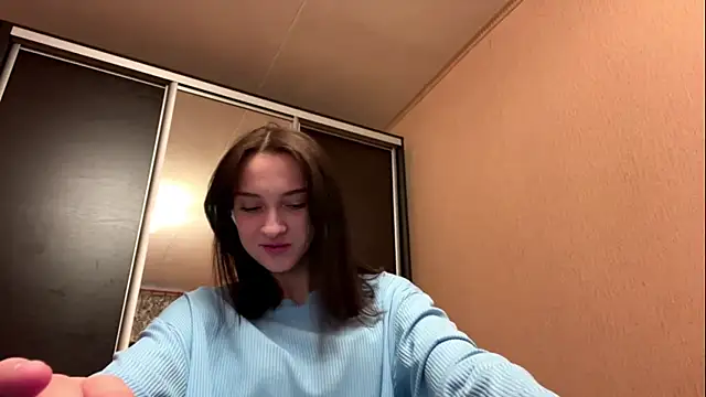 Snapshot of TinyLisa chatting on December 21, 6:53 am TinyLisa online show from December 21, 6:53 am