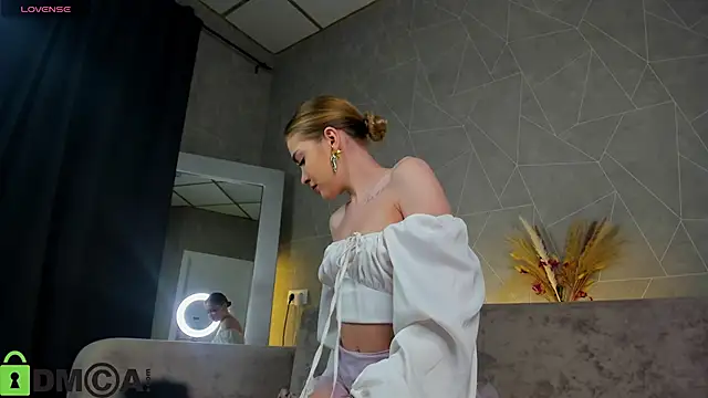 Snapshot of betty_brianna chatting on January 14, 1:11 am betty brianna online show from January 14, 1:11 am