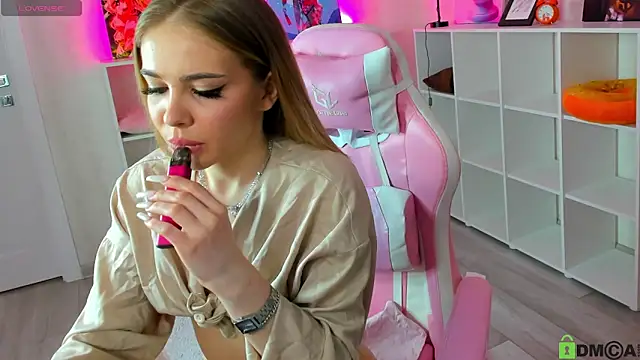 Snapshot of betty_brianna chatting on January 15, 1:21 am betty brianna online show from January 15, 1:21 am