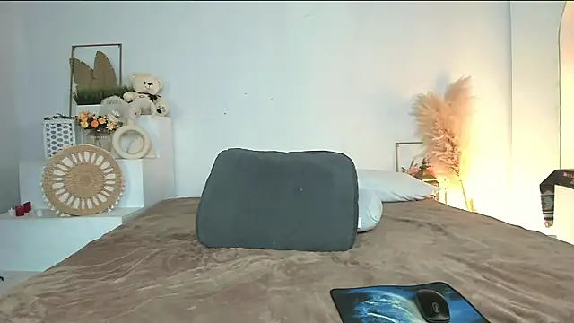 andyyzzz online show from March 14, 4:29 am