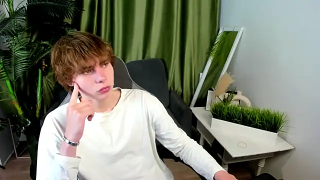 Snapshot of andyyzzz chatting on June 28, 7:53 pm andyyzzz online show from June 28, 7:53 pm