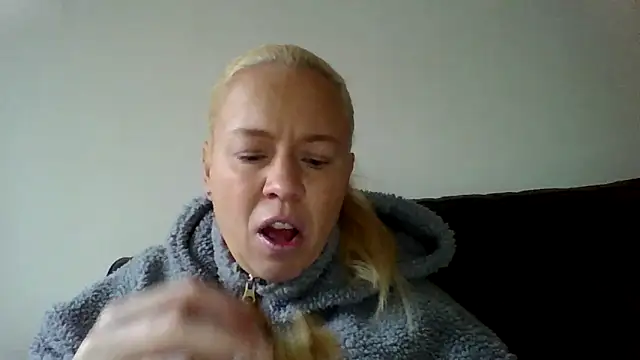jennyblondeuk online show from February 1, 3:10 pm