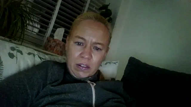 jennyblondeuk online show from February 9, 8:57 pm