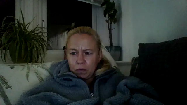 jennyblondeuk online show from February 12, 7:20 pm