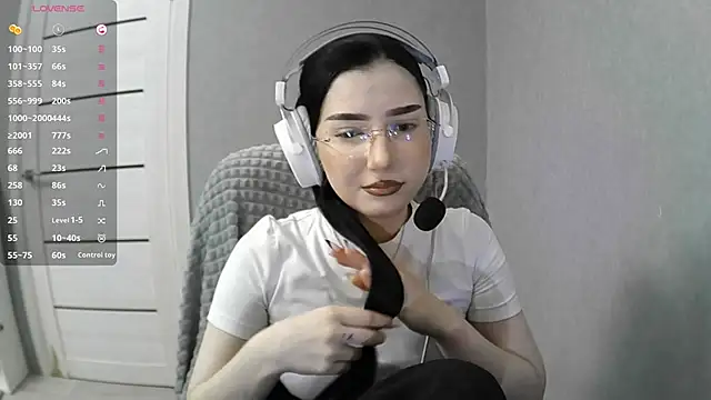 FaviolaHurl online show from December 20, 6:04 pm