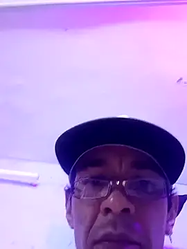 Snapshot of RealEl23 chatting on December 23, 1:03 am RealEl23 online show from December 23, 1:03 am