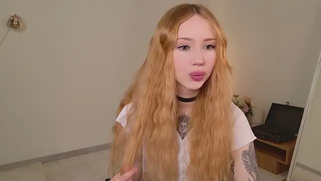 Snapshot of Zoe__Page chatting on February 2, 1:32 pm Zoe Page online show from February 2, 1:32 pm