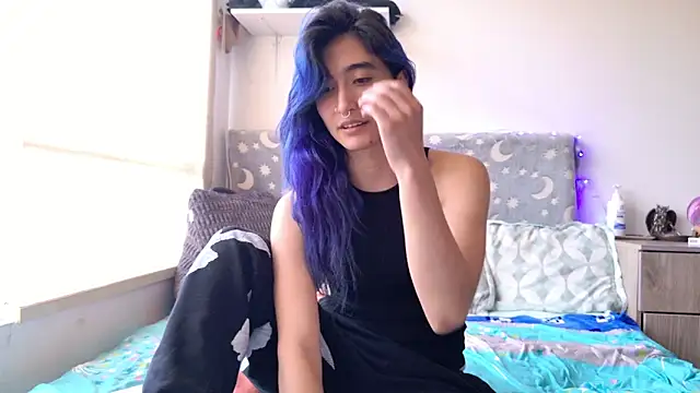 Snapshot of LunaisBack chatting on February 20, 9:48 pm LunaisBack online show from February 20, 9:48 pm