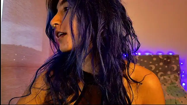 Snapshot of LunaisBack chatting on March 3, 11:10 pm LunaisBack online show from March 3, 11:10 pm