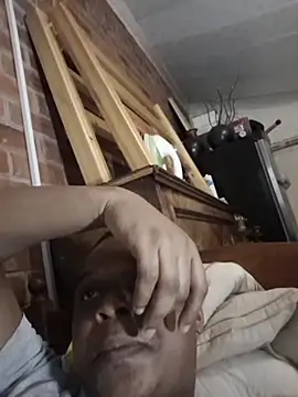 Snapshot of Julio_Don_Dada chatting on February 27, 10:32 pm Julio Don Dada online show from February 27, 10:32 pm