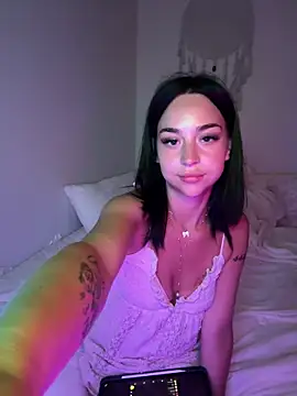 Tiffytooopretty online show from June 4, 7:14 am