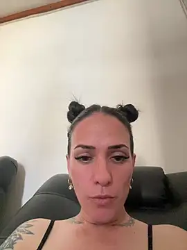 Snapshot of donatella07 chatting on January 13, 6:02 pm donatella07 online show from January 13, 6:02 pm