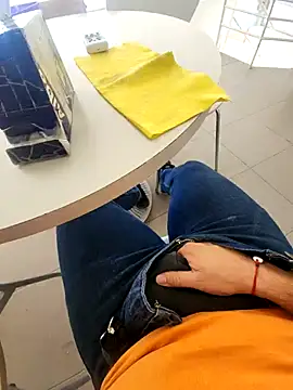 Snapshot of Brokkenwolf chatting on April 10, 2:22 pm Brokkenwolf online show from April 10, 2:22 pm