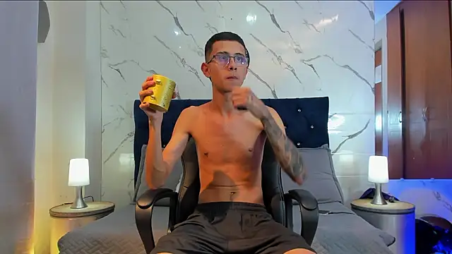 Snapshot of asher_lux chatting on February 20, 8:31 pm asher lux online show from February 20, 8:31 pm