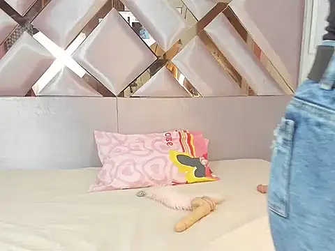 MiaKleinX online show from March 21, 8:12 pm