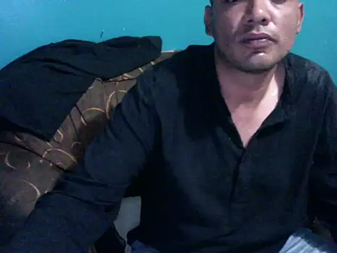 latinomoreno95 online show from May 16, 12:18 am