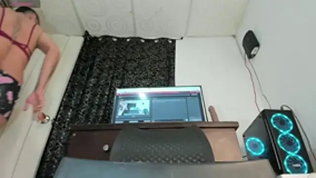 Snapshot of nickytabitch chatting on April 15, 8:21 am nickytabitch online show from April 15, 8:21 am