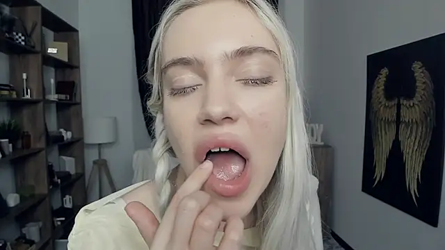 KristalCrowner online show from February 9, 7:07 pm