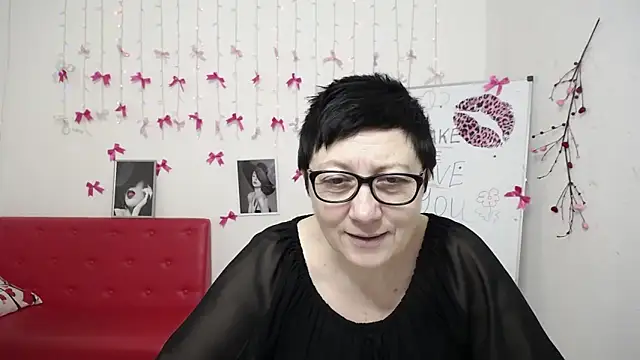 EmilyL0ve online show from February 22, 6:13 am