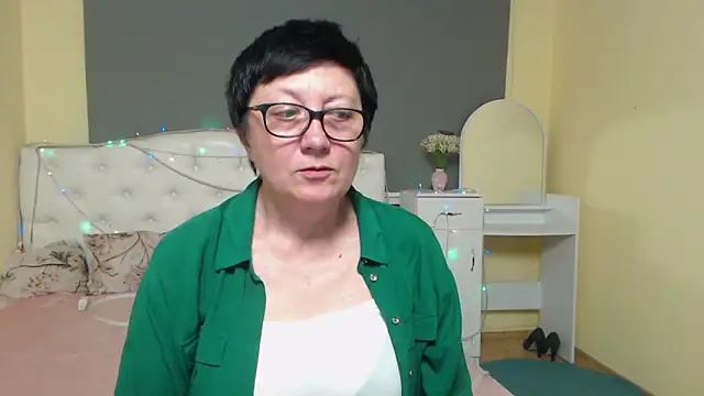 EmilyL0ve online show from May 4, 5:53 pm
