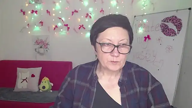 EmilyL0ve online show from May 5, 5:21 pm