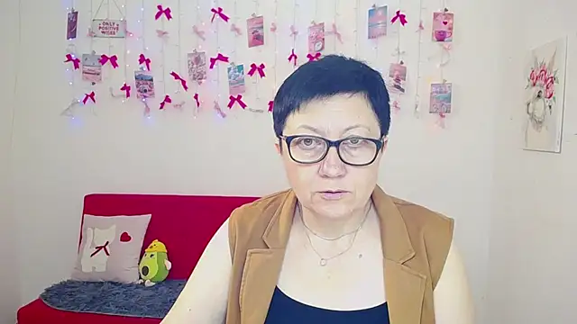 EmilyL0ve online show from May 8, 5:13 am