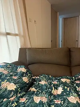 Snapshot of milablossom01 chatting on February 14, 12:13 pm milablossom01 online show from February 14, 12:13 pm