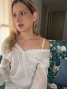 Snapshot of milablossom01 chatting on February 20, 4:18 pm milablossom01 online show from February 20, 4:18 pm