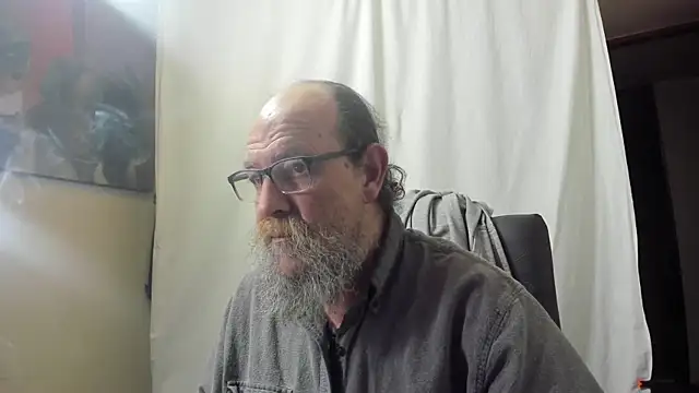 Snapshot of Uncle_Hottie chatting on January 5, 11:41 pm Uncle Hottie online show from January 5, 11:41 pm