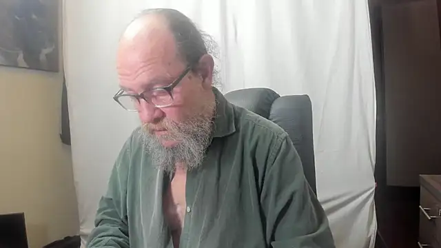 Snapshot of Uncle_Hottie chatting on January 6, 10:12 pm Uncle Hottie online show from January 6, 10:12 pm