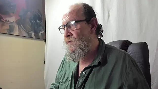 Snapshot of Uncle_Hottie chatting on January 10, 5:48 pm Uncle Hottie online show from January 10, 5:48 pm